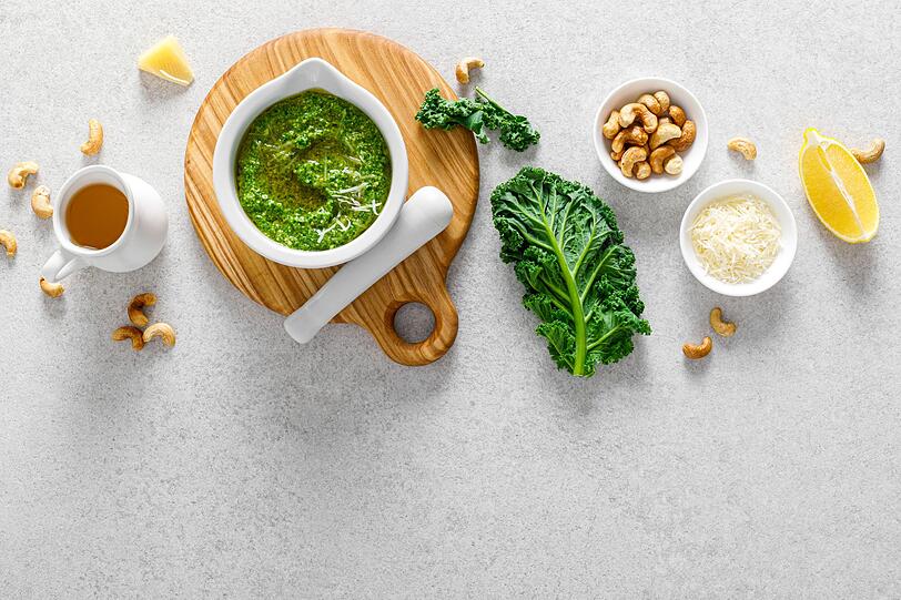 Zum regionalen Herbst-Pesto l&auml;sst sich Gr&uuml;nkohl samt seiner Vielzahl an gesunden N&auml;hrstoffen verarbeiten. Als Alternative zu den Pinienkernen w&uuml;rden sich hier Mandeln oder Cashewkerne gut machen. - Als weitere gr&uuml;ne Grundzutaten f&uuml;r ein selbstgemachtes Pesto nach Wahl eignen sich au&szlig;erdem Rucola, Kopfsalat, Mangold oder Brokkoli (ged&auml;mpft).