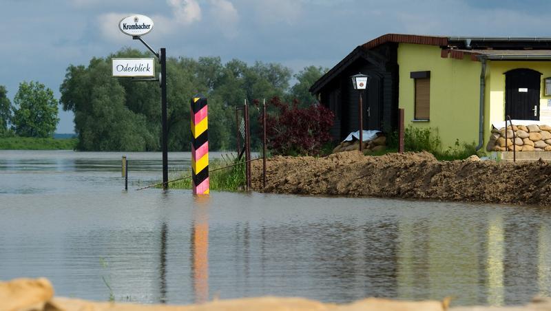 Alarmstufe 4 bleibt, dennoch hat sich die Lage in den Hochwassergebieten etwas entspannt. Alarmstufe 4 bleibt, dennoch hat sich die Lage in den Hochwassergebieten etwas entspannt.