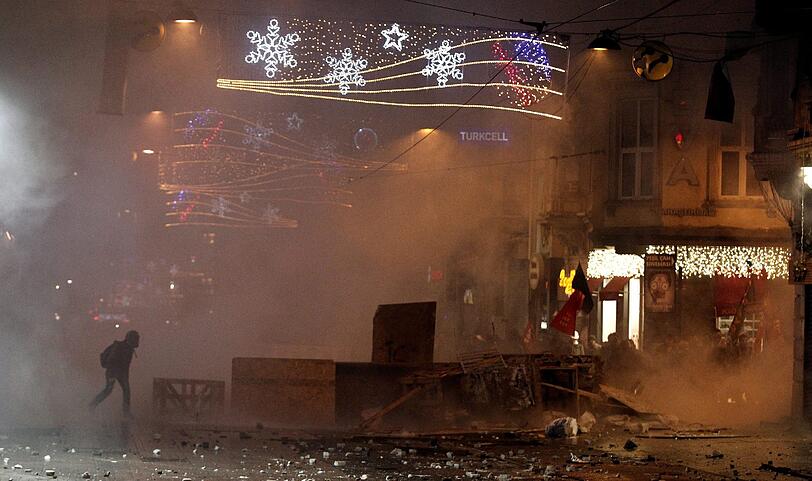 Die Kritik an der Türkei und Premier Erdogan wächst in Europa und der Welt. In der Nacht auf Samstag gingen wieder hunderte Demonstranten auf die Straßen in Istanbul. Hier die Bilder.