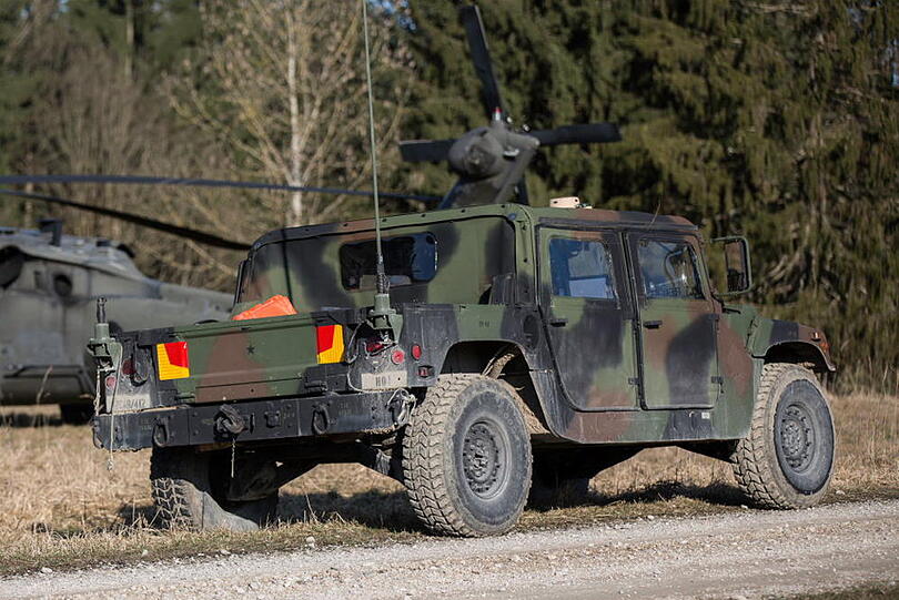 Kennt man normalerweise nur aus Hollywood-Streifen: Schwere Panzerwagen und Black Hawks der US Army. Derzeit üben die Soldaten Evakuierungen im Gebirge bei Traunstein. Hier gibt's die Fotos.