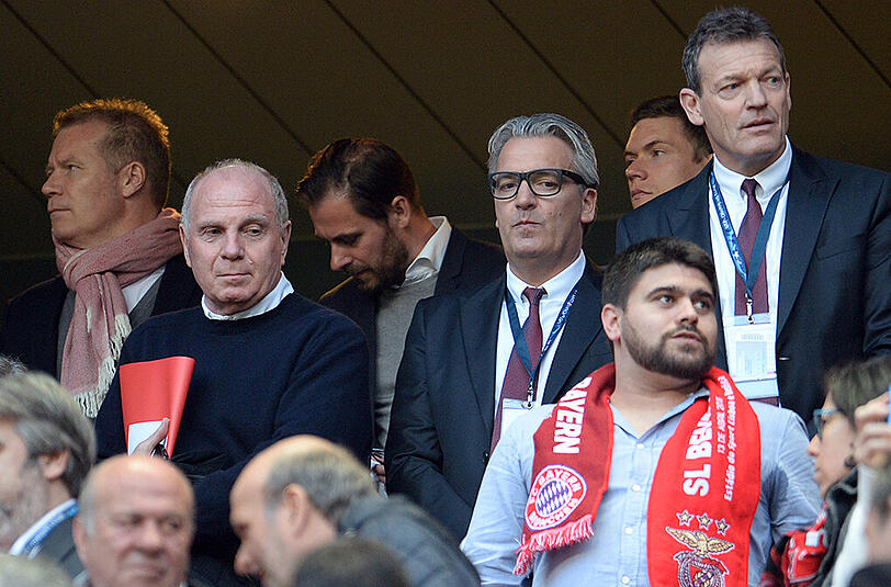 Er sah zwar keinen Sieg, erlebte aber den Halbfinal-Einzug seines FC Bayern live mit: Uli Hoeneß beim 2:2 in Lissabon. Hier mit Jörg Wacker (rechts), Vorstandsmitglied der FC Bayern München AG.