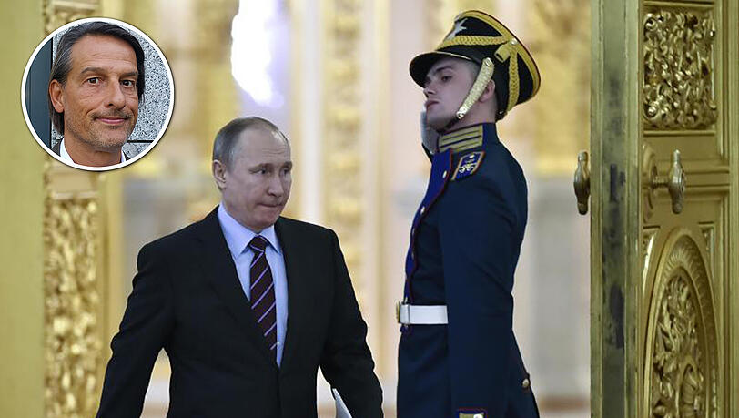 Auf seinem Weg durch den Kreml wird Wladimir Putin von einer Wache gegrüßt. Auf seinem Weg durch den Kreml wird Wladimir Putin von einer Wache gegrüßt.