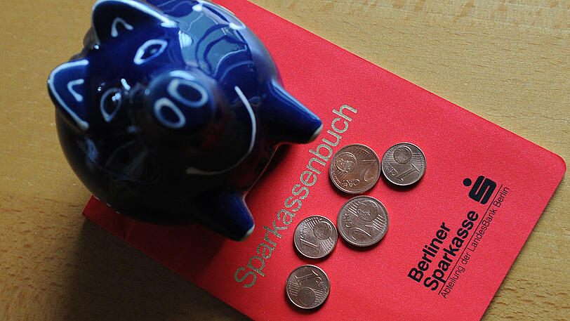 Knapp drei Viertel der Deutschen lagern ihr Geld auf Sparbüchern - und bekommen dafür kaum noch Zinsen.