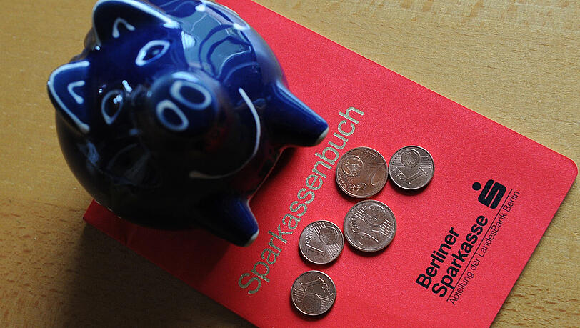 Knapp drei Viertel der Deutschen lagern ihr Geld auf Sparbüchern - und bekommen dafür kaum noch Zinsen. Knapp drei Viertel der Deutschen lagern ihr Geld auf Sparbüchern - und bekommen dafür kaum noch Zinsen.