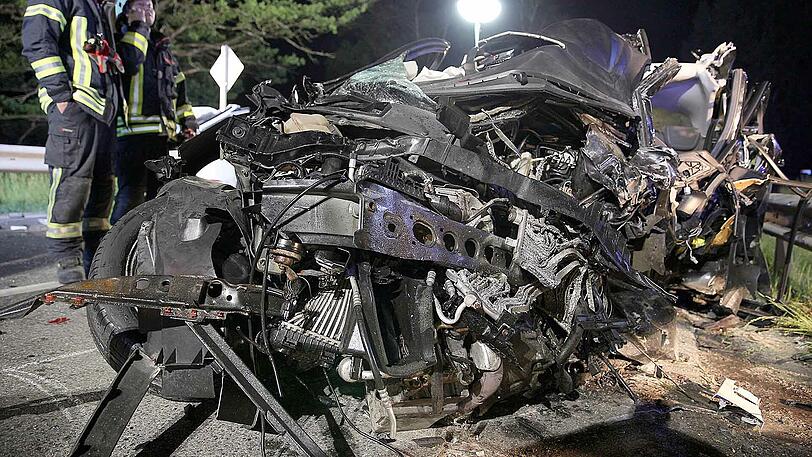 Trümmerfeld auf der Staatsstraße in Grabenstätt: Klicken Sie sich durch die Bilder vom Unfallort.