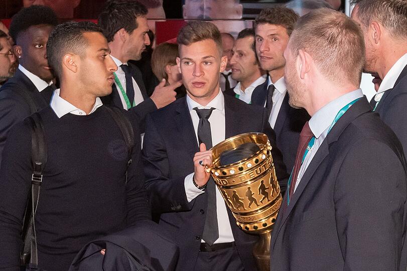 Joshua Kimmich mit dem DFB-Pokal