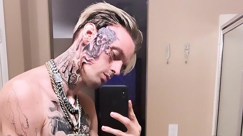 Aaron Carter hat sich von seiner Freundin getrennt, nachdem sie offenbar gewalttätig wurde.