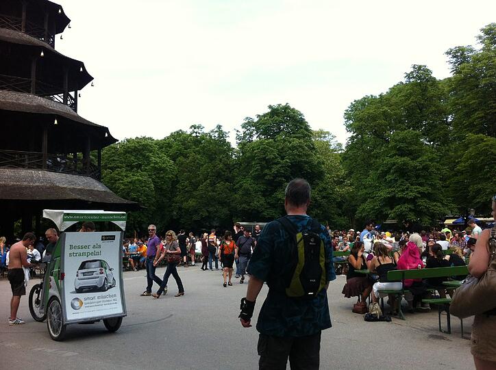 Biergartenradeln, diesmal zum Chinesischen Turm. Oder man lässt radeln.