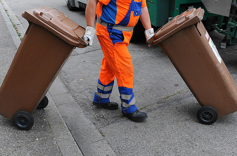 Ein Mitarbeiter der Müllabfuhr wurde von einem Polizeiauto erwischt. (Symbolbild)