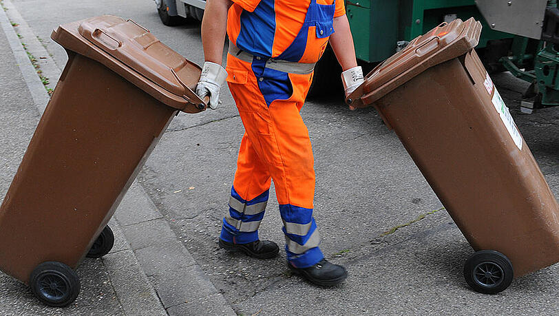 Ein Mitarbeiter der Müllabfuhr wurde von einem Polizeiauto erwischt. (Symbolbild) Ein Mitarbeiter der Müllabfuhr wurde von einem Polizeiauto erwischt. (Symbolbild)