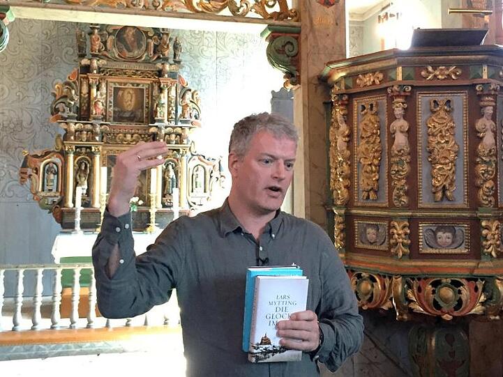 Lars Mytting stellt in der Stabkirche von Ringebu seinen Roman "Die Glocke im See" vor.