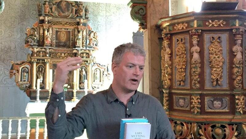 Lars Mytting stellt in der Stabkirche von Ringebu seinen Roman "Die Glocke im See" vor. Lars Mytting stellt in der Stabkirche von Ringebu seinen Roman "Die Glocke im See" vor.
