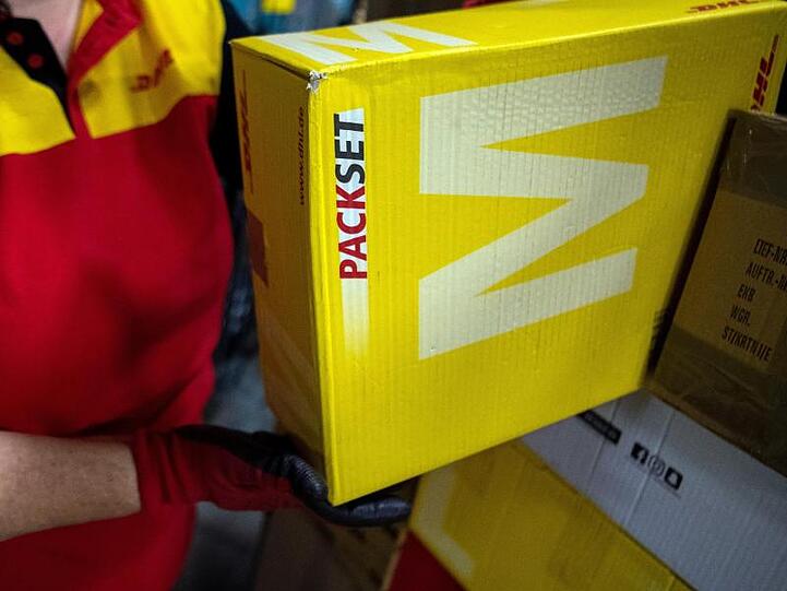 Arbeit im Paketzentrum der DHL.