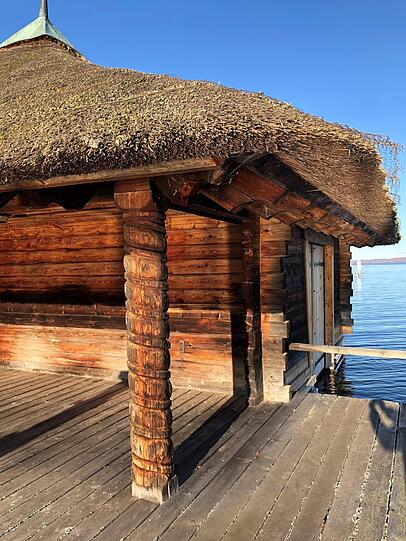 Das Anwesen hat auch ein Boots- und Badehaus, einen großen Garten und einen Steg in den See. Das Anwesen hat auch ein Boots- und Badehaus, einen großen Garten und einen Steg in den See.