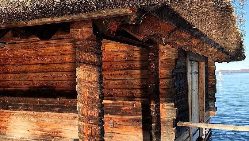 Das Anwesen hat auch ein Boots- und Badehaus, einen großen Garten und einen Steg in den See. Das Anwesen hat auch ein Boots- und Badehaus, einen großen Garten und einen Steg in den See.