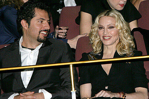 Zu der Premiere ihres Films "Filth and Wisdom" im Kino Zoo Palast kam Madonna mit einem unbekannten Begleiter.