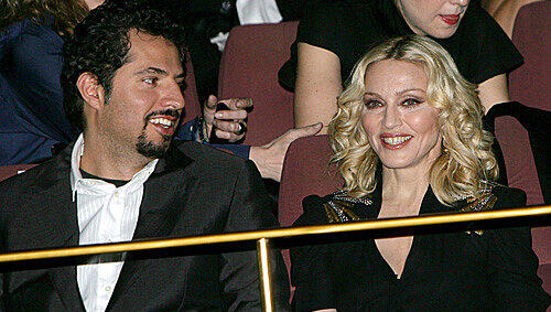 Zu der Premiere ihres Films "Filth and Wisdom" im Kino Zoo Palast kam Madonna mit einem unbekannten Begleiter. Zu der Premiere ihres Films "Filth and Wisdom" im Kino Zoo Palast kam Madonna mit einem unbekannten Begleiter.
