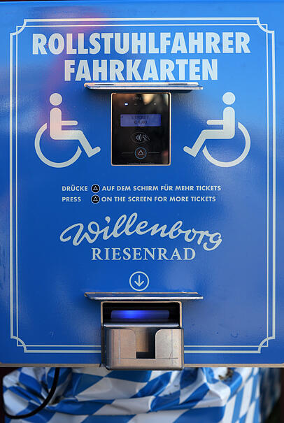 Der neue Fahrkartenautomat am Riesenrad. Der neue Fahrkartenautomat am Riesenrad.