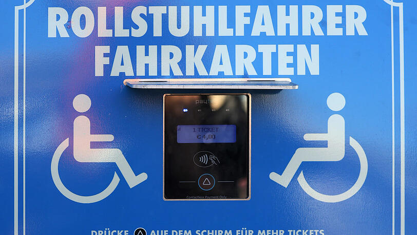 Der neue Fahrkartenautomat am Riesenrad. Der neue Fahrkartenautomat am Riesenrad.