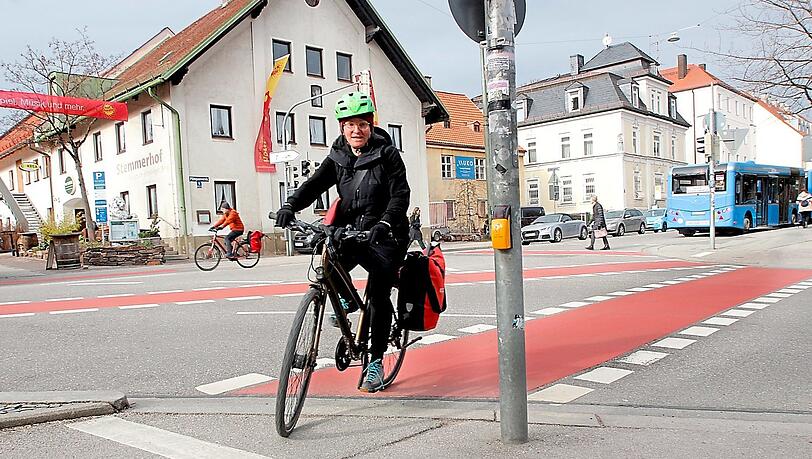 Katharina Engert hat ihre Praxis nahe der Lindwurmstraße. Immer wieder kommt es vor, dass sie Radler behandelt, die dort verletzt wurden. Hier biegt sie in die Straße ab. Sie findet: Der Weg ist für Fahrradfahrer sehr gefährlich.