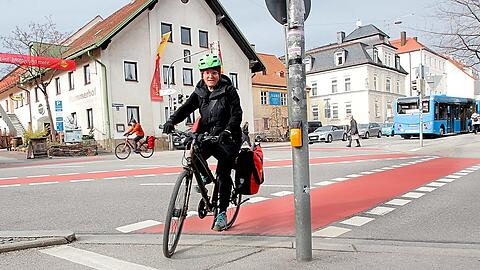 Katharina Engert hat ihre Praxis nahe der Lindwurmstraße. Immer wieder kommt es vor, dass sie Radler behandelt, die dort verletzt wurden. Hier biegt sie in die Straße ab. Sie findet: Der Weg ist für Fahrradfahrer sehr gefährlich.