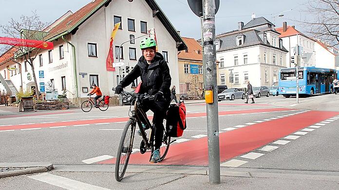 Katharina Engert hat ihre Praxis nahe der Lindwurmstraße. Immer wieder kommt es vor, dass sie Radler behandelt, die dort verletzt wurden. Hier biegt sie in die Straße ab. Sie findet: Der Weg ist für Fahrradfahrer sehr gefährlich.