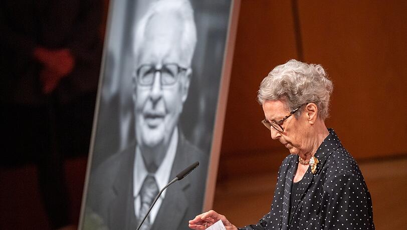 Bei der Trauerfeier für ihren verstorbenen Mann im Gasteig 2020 ergreift Liselotte Vogel auch selbst das Wort.