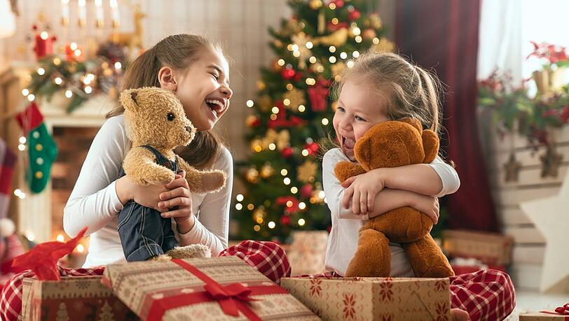 An Weihnachten freuen sich Kinder besonders über Spielzeug unterm Baum.