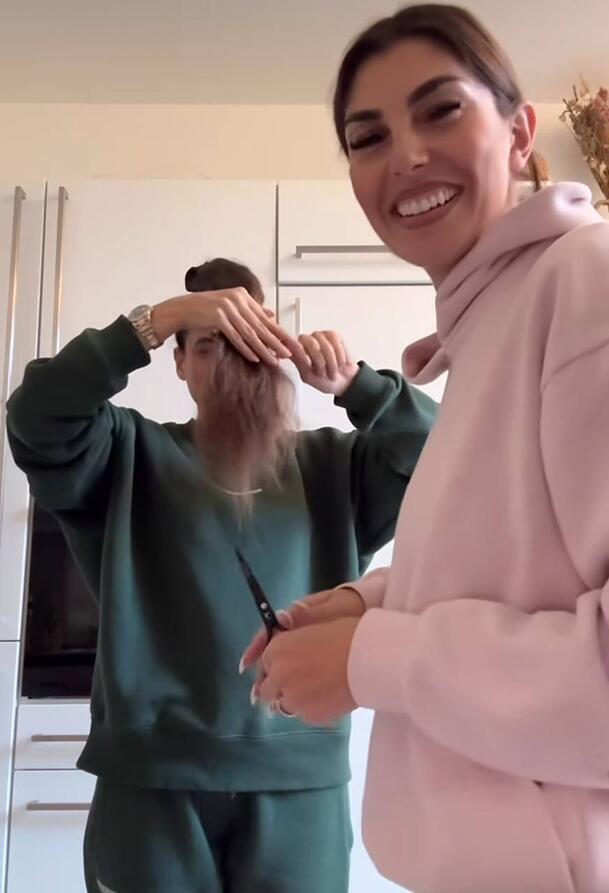 Yeliz Koc greift bei ihrer Schwester zur Friseurschere.