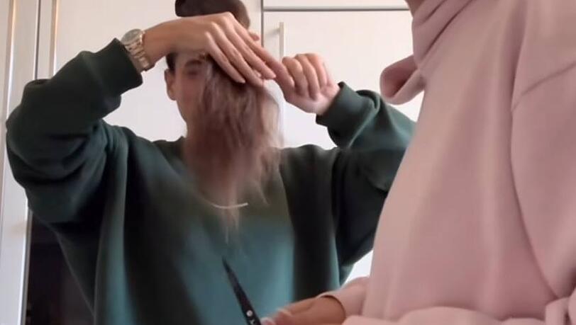Yeliz Koc greift bei ihrer Schwester zur Friseurschere. Yeliz Koc greift bei ihrer Schwester zur Friseurschere.
