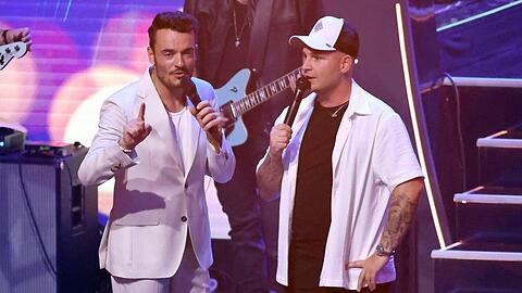 Beruflich und privat ein Team: Im August 2024 begr&uuml;&szlig;te Giovanni Zarrella (l.) Pietro Lombardi in seiner ZDF-Sendung "Die Giovanni Zarrella Show" in der Westfalenhalle Dortmund.