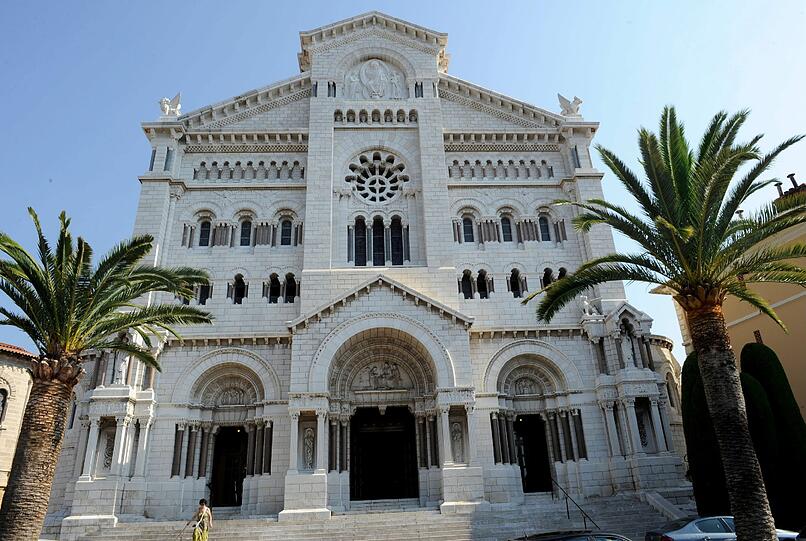 In dieser Kathedrale soll es passieren: Fürst Albert und Charlene wollten sich am Samstag im Ehrenhof des Palastes auch das kirchliche Jawort geben. Zum Höhepunkt des Hochzeitsspektakels am Mittelmeer haben sich 3500 Gäste aus Politik, Adel und Jet Set angekündigt.