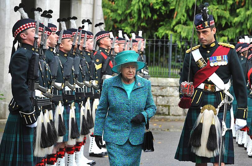Königin Elizabeth II. ist bereits angereist. Die Queen hat die Angetraute ihres Enkels Prinz William höchstpersönlich auf die schottische Sommerresidenz eingeladen.