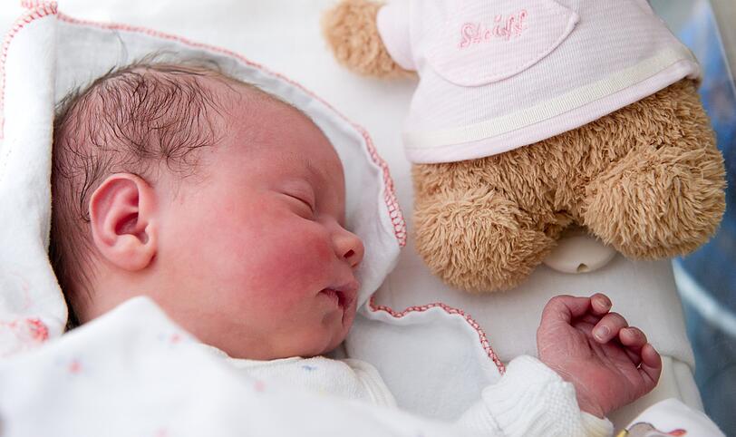 Die kleine Romy Lene schläft am Mittwoch in der Frauenklinik am Klinikum rechts der Isar in München in ihrem Bettchen.