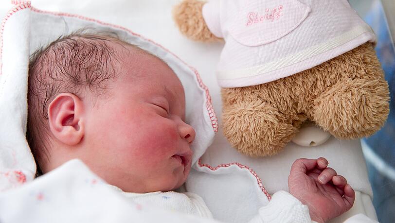 Die kleine Romy Lene schläft am Mittwoch in der Frauenklinik am Klinikum rechts der Isar in München in ihrem Bettchen. Die kleine Romy Lene schläft am Mittwoch in der Frauenklinik am Klinikum rechts der Isar in München in ihrem Bettchen.