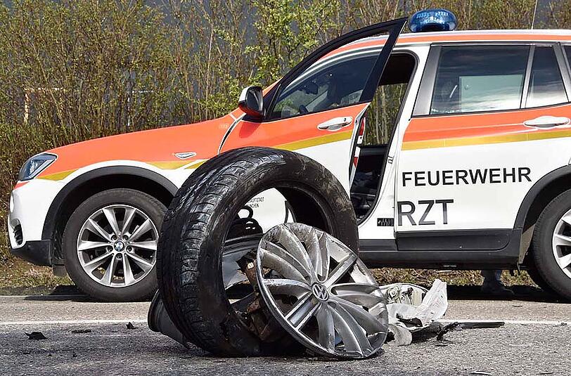 Bilder vom schweren Verkehrsunfall in Aschheim. Die Feuerwehr musste das Dach eines Autos entfernen, um den Fahrer zu befreien. Der andere Wagen hat durch die Wucht der Kollision ein Vorderrad verloren.