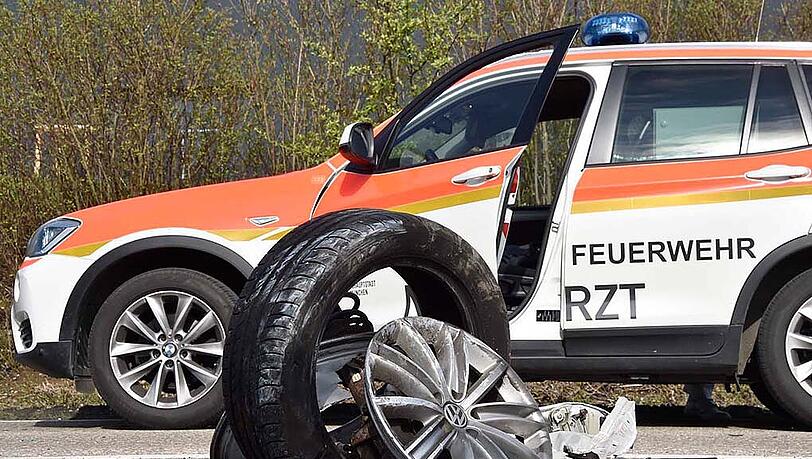 Bilder vom schweren Verkehrsunfall in Aschheim. Die Feuerwehr musste das Dach eines Autos entfernen, um den Fahrer zu befreien. Der andere Wagen hat durch die Wucht der Kollision ein Vorderrad verloren. Bilder vom schweren Verkehrsunfall in Aschheim. Die Feuerwehr musste das Dach eines Autos entfernen, um den Fahrer zu befreien. Der andere Wagen hat durch die Wucht der Kollision ein Vorderrad verloren.