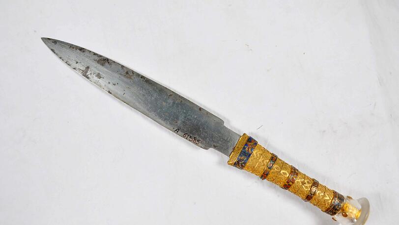 Das Bild aus dem Ägyptischen Museum in Kairo zeigt die Klinge eines Dolchs aus der Grabkammer von Pharao Tutanchamun. Die Klinge des Dolches wurde wahrscheinlich aus Eisen hergestellt, das von einem Meteorit stammt. Das Bild aus dem Ägyptischen Museum in Kairo zeigt die Klinge eines Dolchs aus der Grabkammer von Pharao Tutanchamun. Die Klinge des Dolches wurde wahrscheinlich aus Eisen hergestellt, das von einem Meteorit stammt.