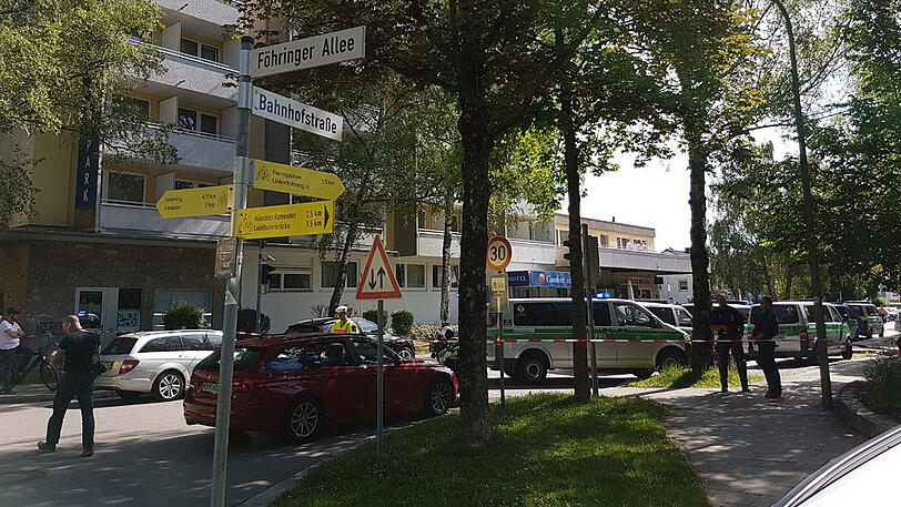 Das Gebiet um den S-Bahnhof Unterföhring ist weiträumig abgesperrt. Polizei und Spurensicherung sind vor Ort.