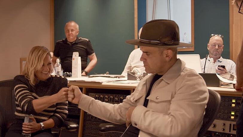 Am Ende gab's die Faust: Helene Fischer und Robbie Williams haben sich bei den Aufnahmen zu "Santa Baby" prächtig amüsiert Am Ende gab's die Faust: Helene Fischer und Robbie Williams haben sich bei den Aufnahmen zu "Santa Baby" prächtig amüsiert