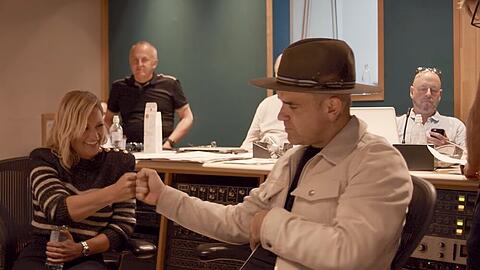 Am Ende gab's die Faust: Helene Fischer und Robbie Williams haben sich bei den Aufnahmen zu "Santa Baby" prächtig amüsiert