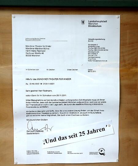 Auch dieser Brief der Stadt aus dem Jahr 2011 hängt am Theater aus. Darin erteilt die Stadt eine Absage für eine Förderung.