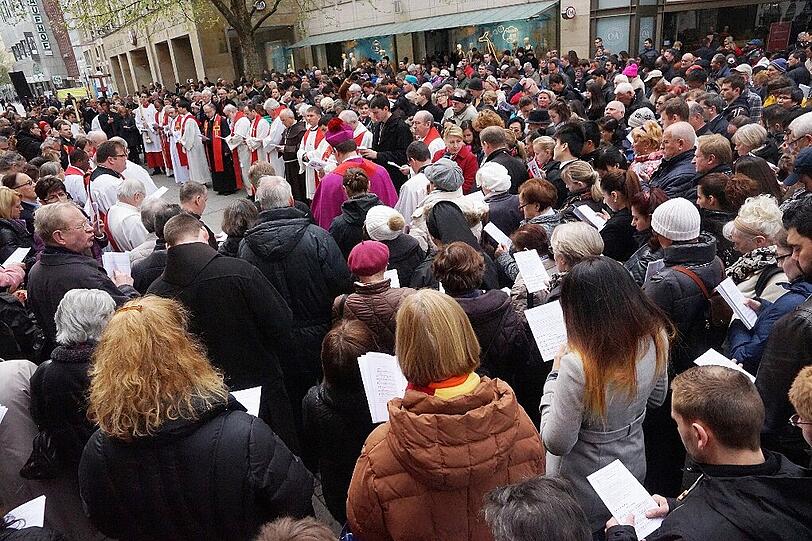 Rund 3000 Menschen kamen am Freitagvormittag zur Karfreitagsprozession in die Innenstadt.