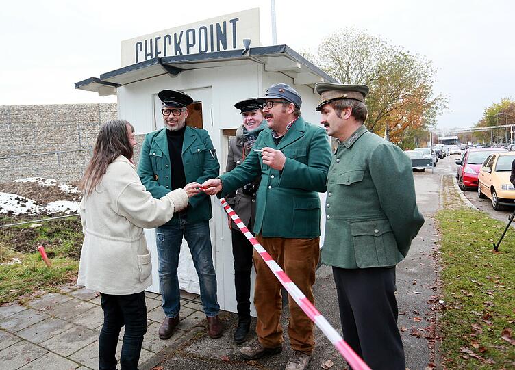 Bilder von der Satireaktion "Checkpoint Ali"