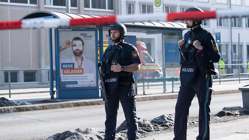 Ebenso wie start bewaffnete Polizisten.
