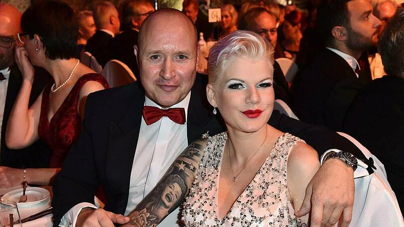 Melanie Müller mit ihrem Mann Mike Blümer. Der 53-Jährige ist bereits positiv getestet worden, bei der 32-Jährigen steht das Ergebnis noch aus.