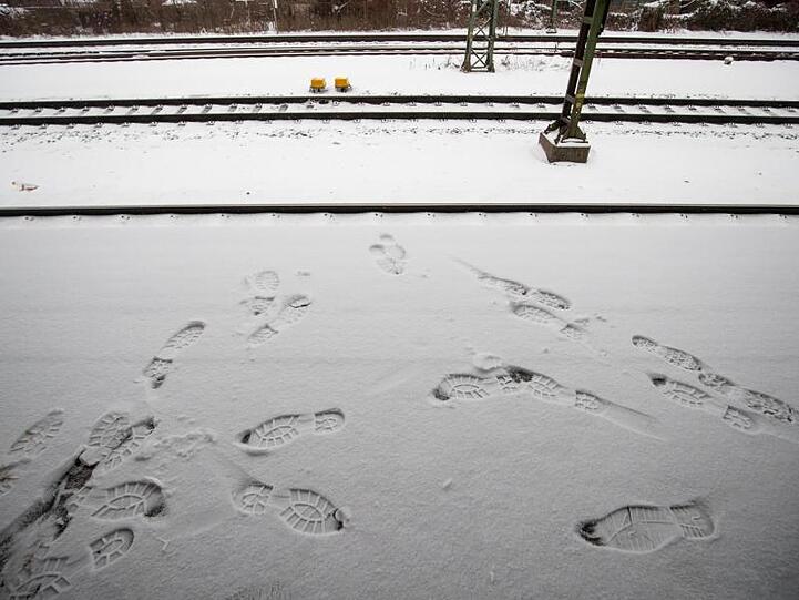 Fußspuren von Fahrgästen zeichnen sich am Bahnsteig vom S-Bahnhof Frankenstadion im Schnee ab. Foto: Daniel Karmann