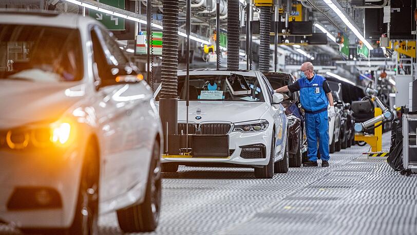 BMW-Autos laufen von den Fertigungsbändern im Werk Dingolfing. (Archiv)