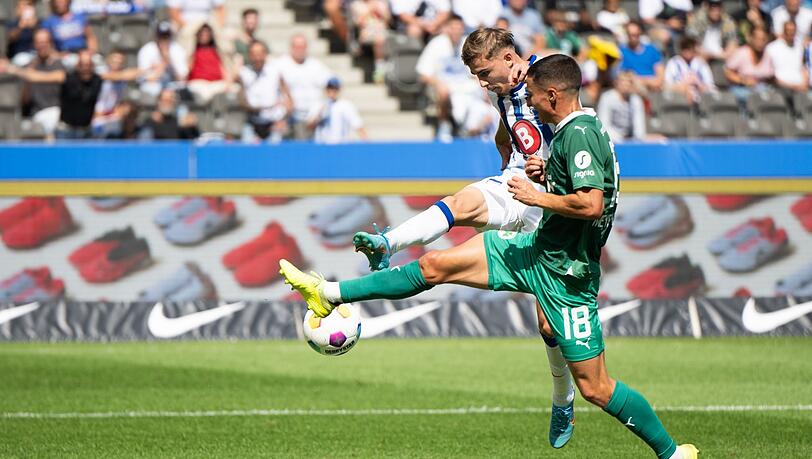 Marten Winkler (l) macht gegen Fürths Marco Meyerhöfer (M) das 2:0.