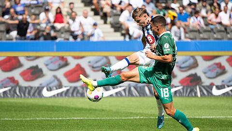 Marten Winkler (l) macht gegen Fürths Marco Meyerhöfer (M) das 2:0.